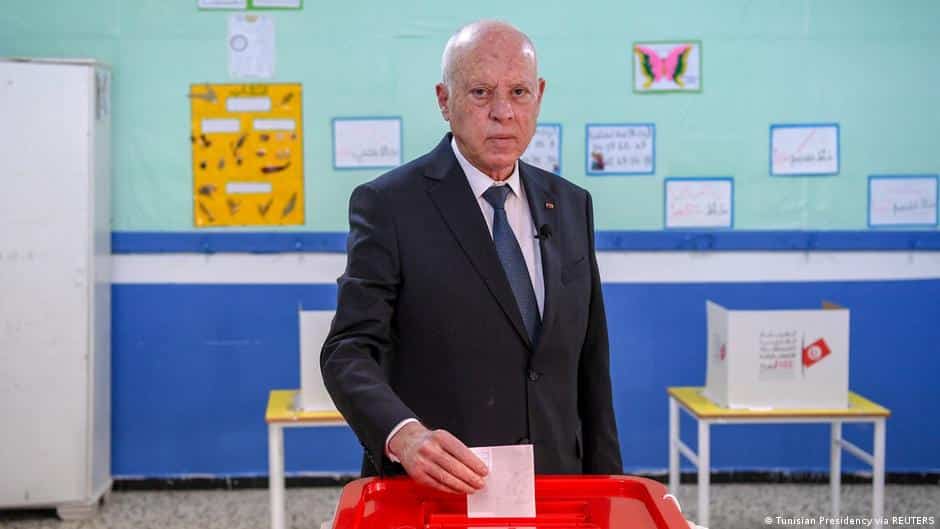 مشاركة متدنية في الانتخابات بتونس.. ومطالب للسعيد بالاستقالة
