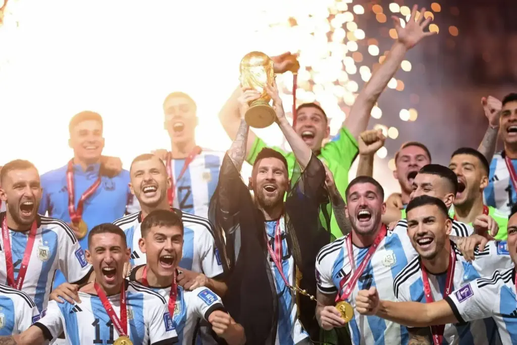 بالبشت العربي.. “الأمير” ميسي يحمل الكأس الغالية بعد ترصيع قميص بلاده بالنجمة الثالثة