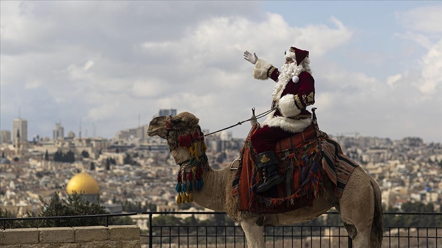 على ظهر جمل.. “بابا نويل” القدس ينشر السعادة