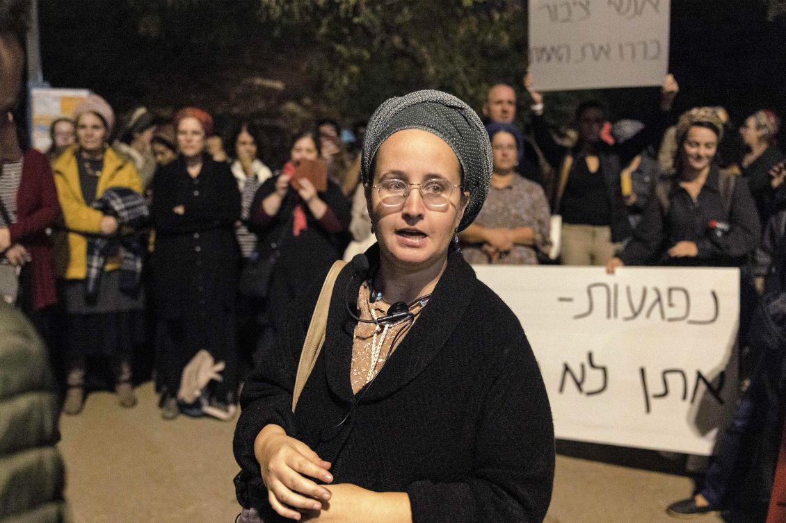 يهودية متدينة تتهم حاخاما نافذا بإسرائيل باغتصابها: “فقط إسمعوني”