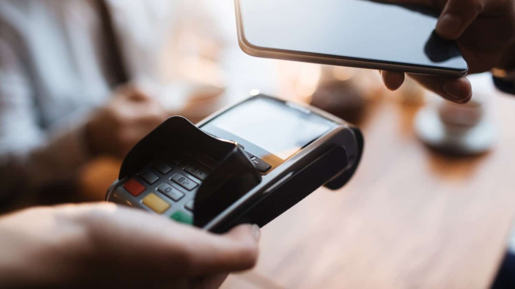 مزور يكشف خطة لرقمنة تجارة القرب بإدخال وسائل الأداء عبر الهاتف