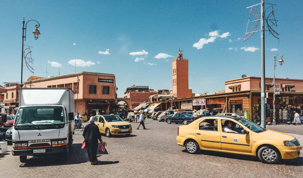 سائقو سيارات الأجرة بمراكش يطالبون بتنظيم القطاع لمنع تكرار واقعة “النصب على سائح”