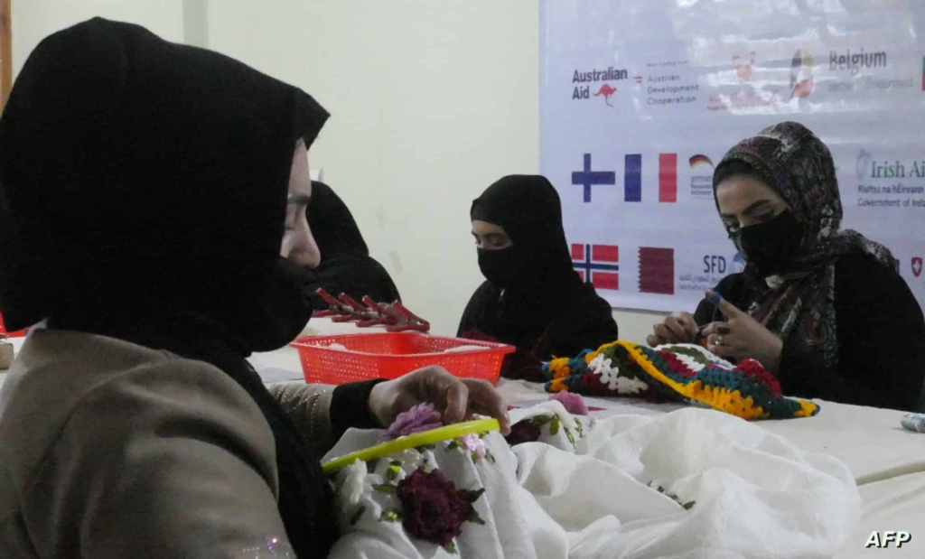 طالبان تواجه موجة انتقادات دولية لحظر عمل النساء بالمنظمات غير الحكومية