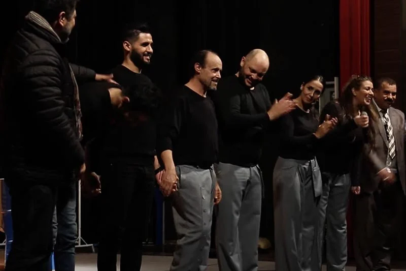 فرقة مسرح تانسيفت تقدم عرضها المسرحي “أحلو الباب” بفاس