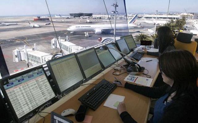 تدخل حكومي يعلق إضراب مهندسي الملاحة الجوية