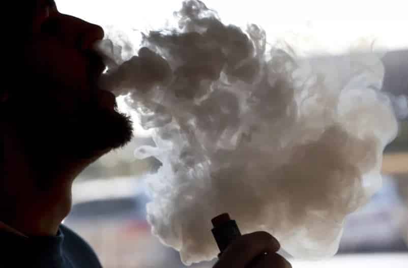 مقترح قانون جديد يقضي بمنع التدخين والشيشة والسيجارة الإلكترونية بالأماكن العمومية بالمغرب