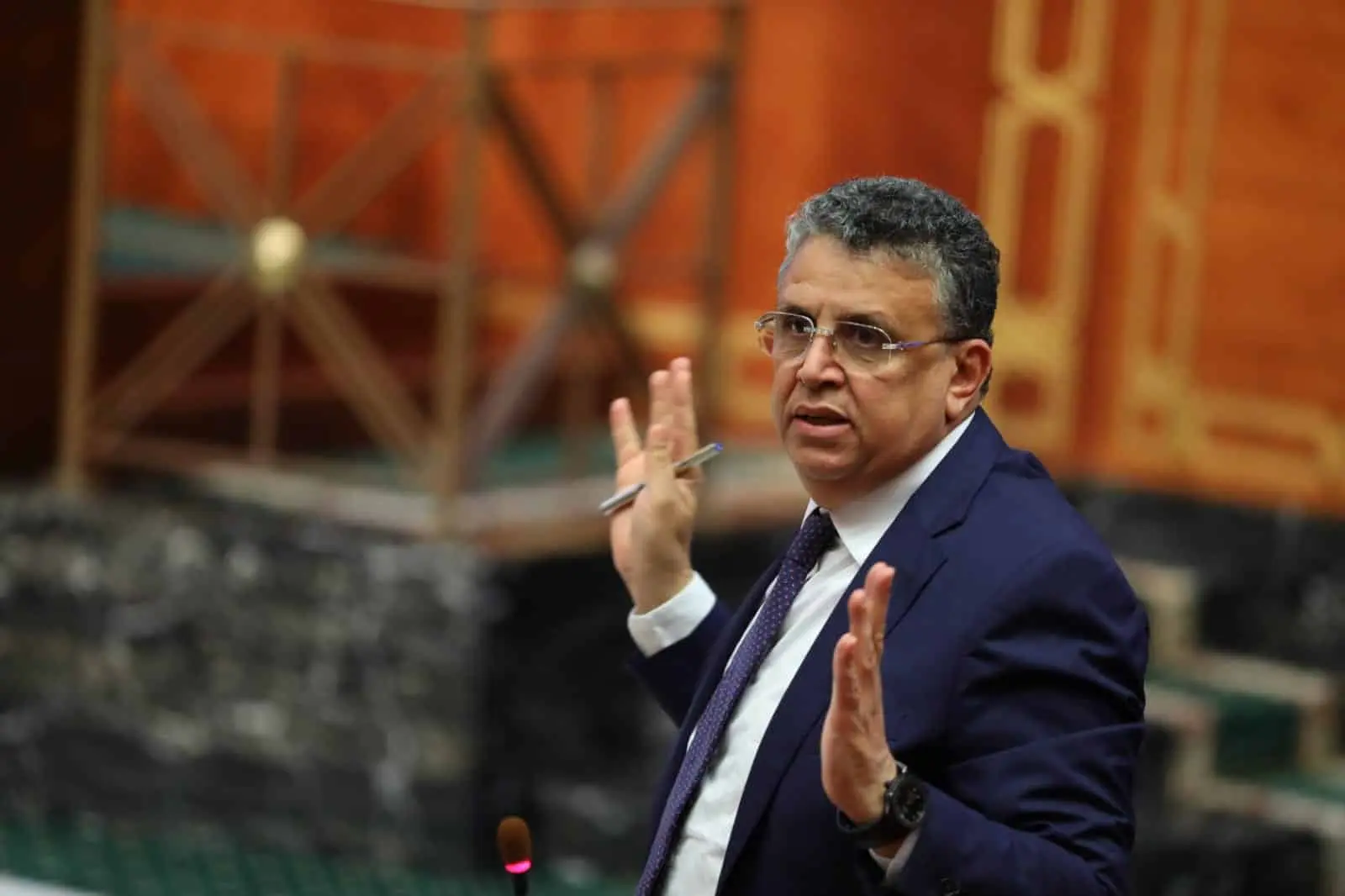وهبي ينفي وجود وساطة مع المحامين والعدول ويتمسك بمسطرة التشريع