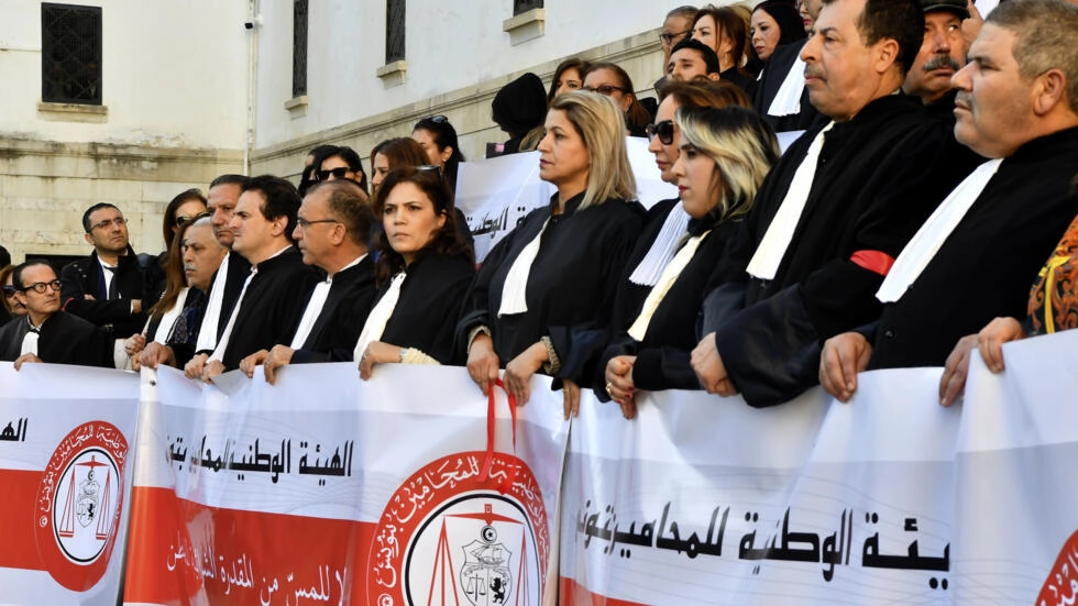 محامون يتظاهرون على رفع ضريبة القيمة المضافة في تونس