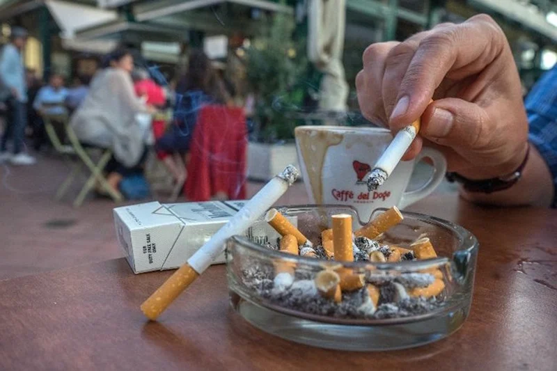تصل لـ6000 درهم..مبادرة برلمانية تقترح تغريم المدخنين لتمويل علاج الإدمان