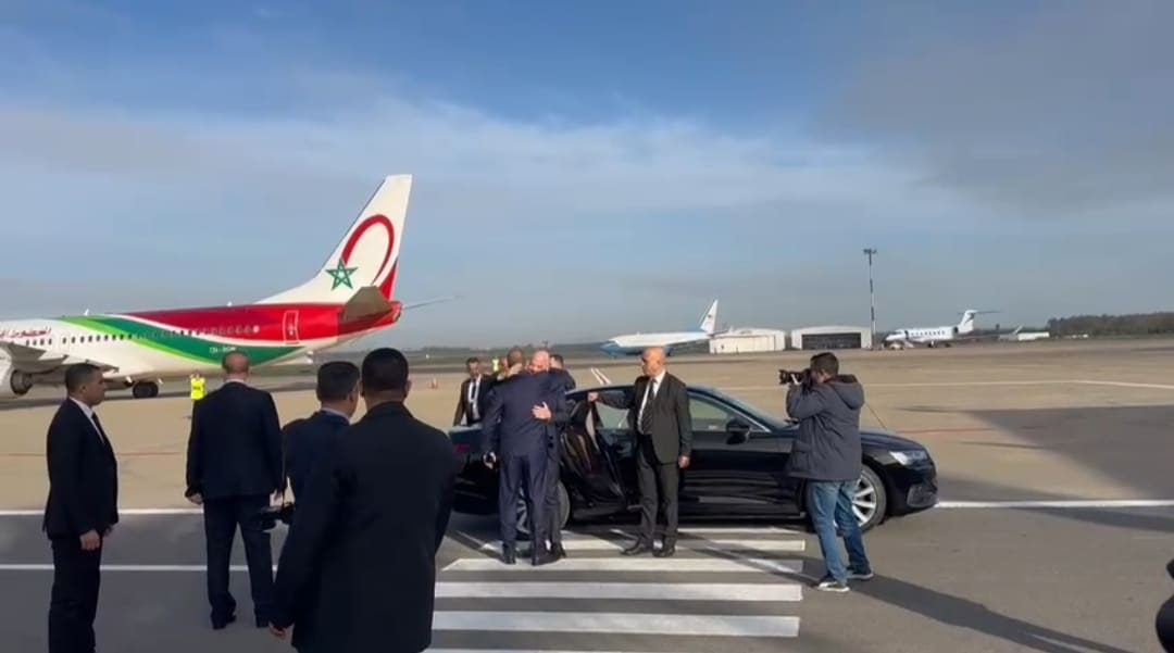 رئيس الفيفا ورئيس الكاف يصلان لمطار الرباط سلا قادمين من الجزائر