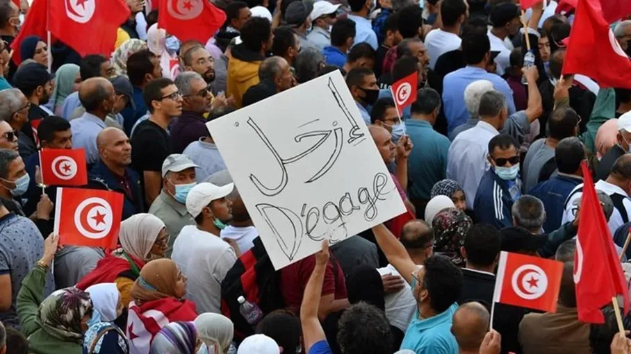 تحيا بلاد الياسمين.. الآلاف يتظاهرون للمطالبة بـ”رحيل” قيس سعيد بتونس