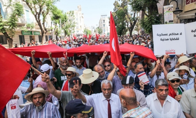 قضاة تونسيون يضربون عن الطعام احتجاجا على إقالتهم من طرف الرئيس سعيد