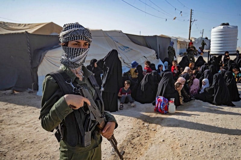 فرنسا تستقبل دفعة جديدة من الأطفال والنساء المحتجزين بمخيمات سوريا