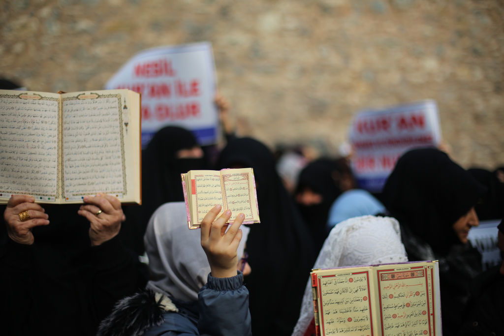 الخلفية التاريخية والإجراءات الجزائية.. 3 أسئلة حول ظاهرة إحراق القرآن في الغرب
