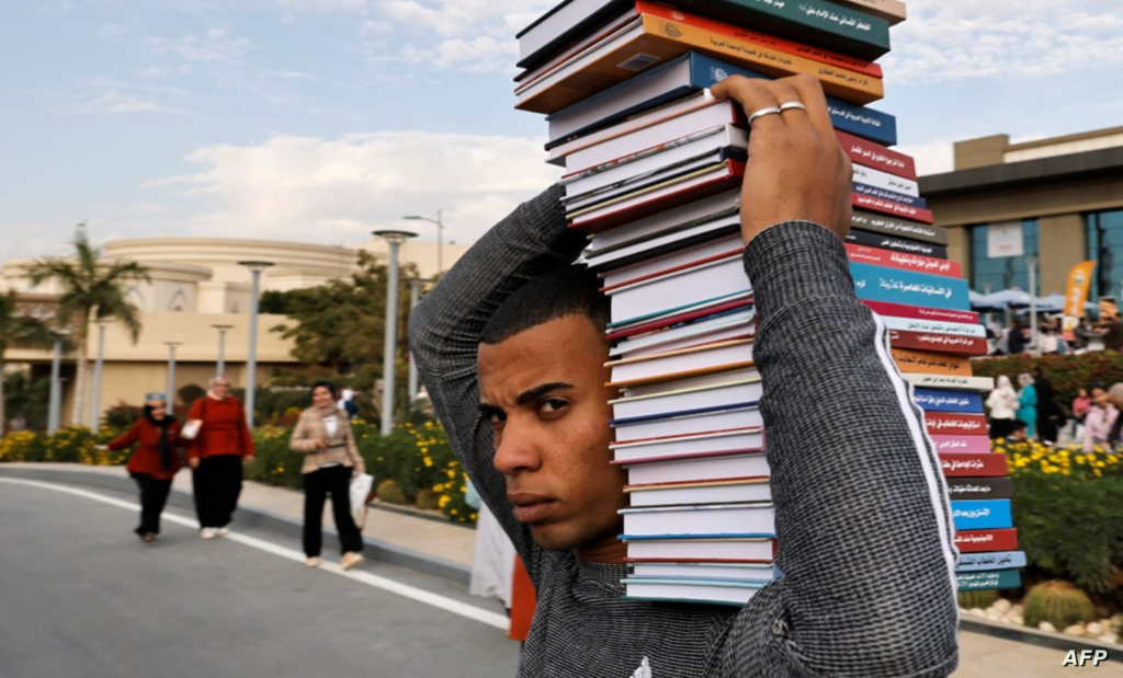 معرض القاهرة الدولي.. القراء يتبادلون الكتب للتغلب على ارتفاع الأسعار