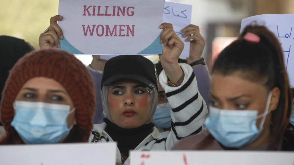 عراقيات يتظاهرن تنديدا بجريمة قتل شابة على يد والدها