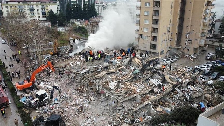 أكثر من ألف قتيل جراء الزلزال في تركيا
