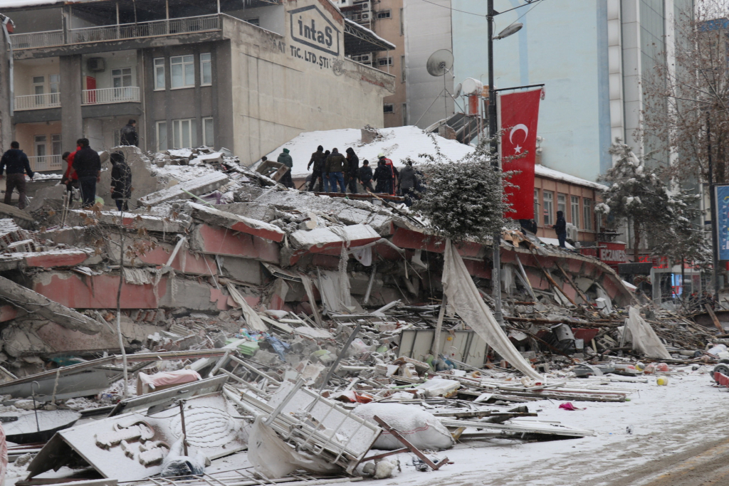 عاجل.. وفاة مغربية خمسينية إثر زلزال تركيا وابنها بالمستشفى