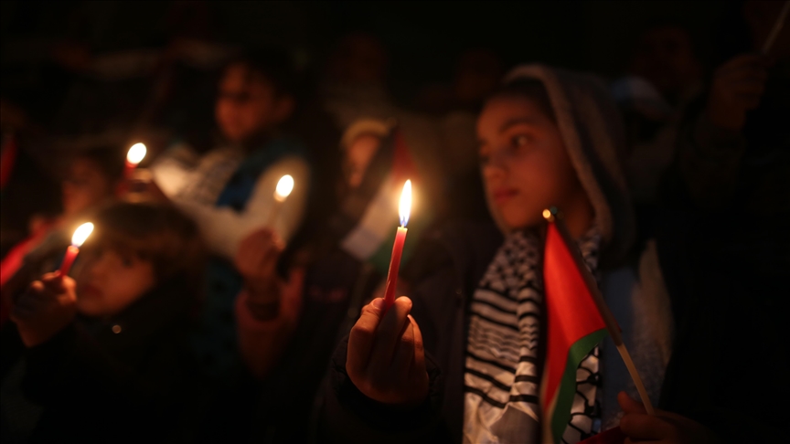غزة.. إضاءة شموع على أرواح ضحايا الزلزال