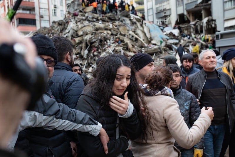 عائلة مغربية تستغيث تحت الأنقاض بتركيا ومحاولات إخراجها على المباشر (فيديو)