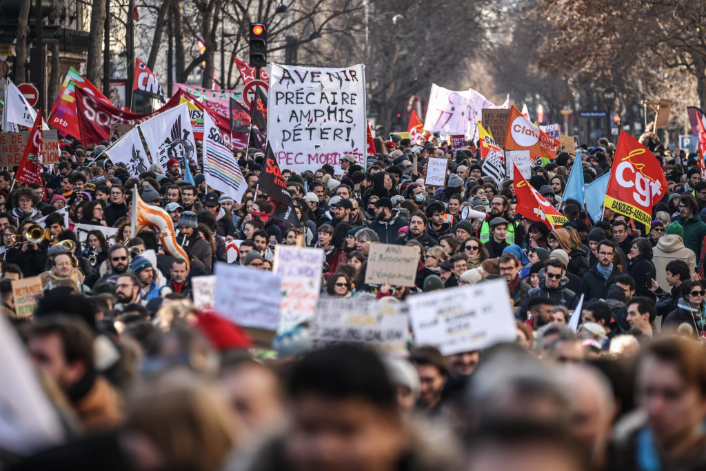 مقاربة جديدة لاحتواء المظاهرات.. فرنسا تخفف الحضور الأمني في مواجهة احتجاجات إصلاح التقاعد