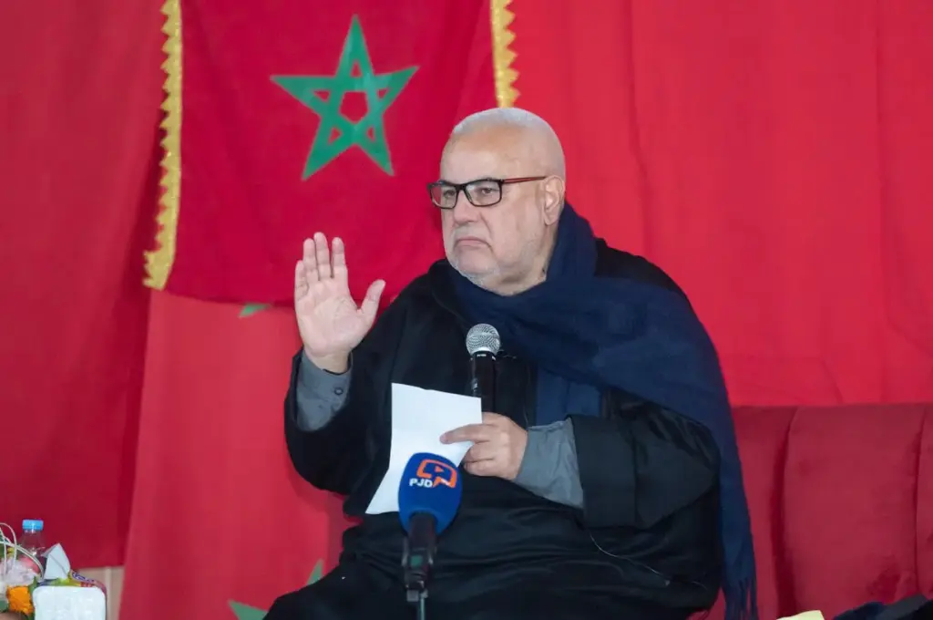 بنكيران يعتذر للجزائريين بعد جدل تصريح ساخر ويتحدث عن تهديدات هاتفية