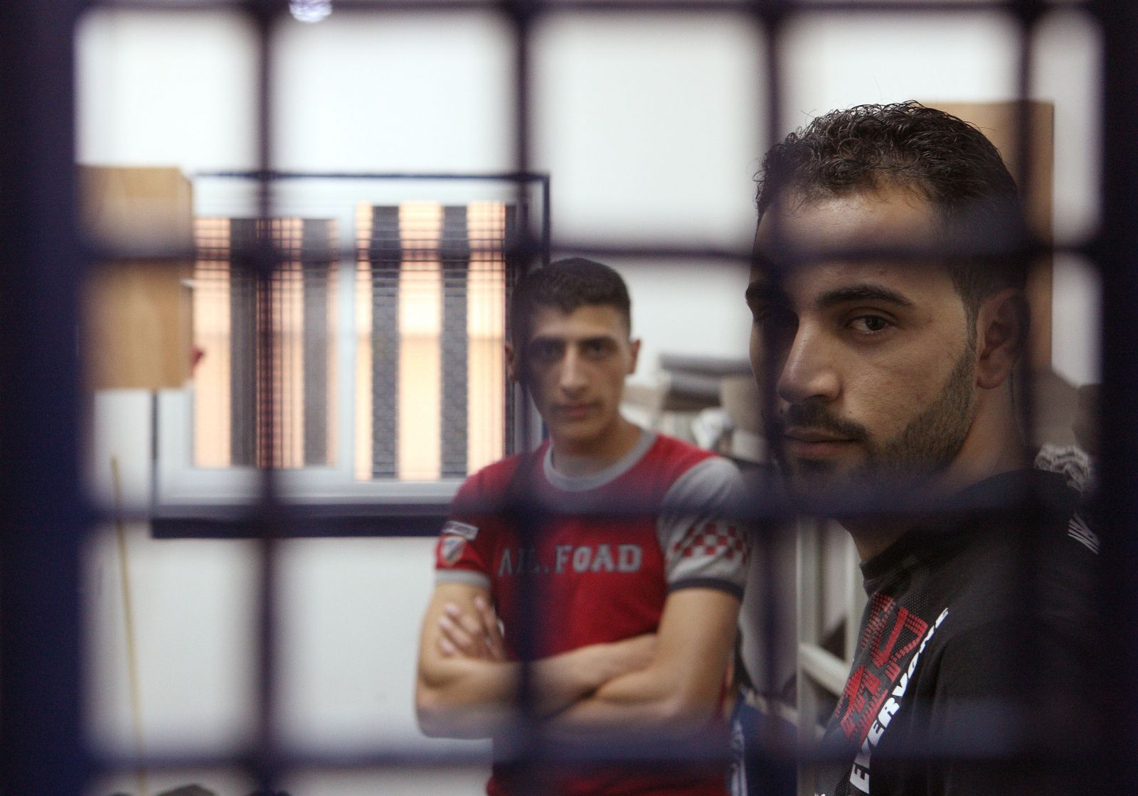 يقتلهم الإهمال الطبي.. واقع الأسرى الفلسطينيين في سجون إسرائيل يعود للواجهة