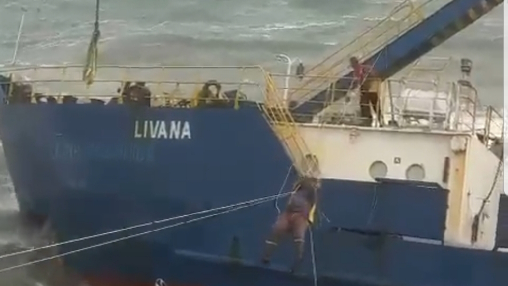 جنوح سفينة تجارية بعرض سواحل المضيق.. والمغرب ينجح في إنقاذ 8 أشخاص