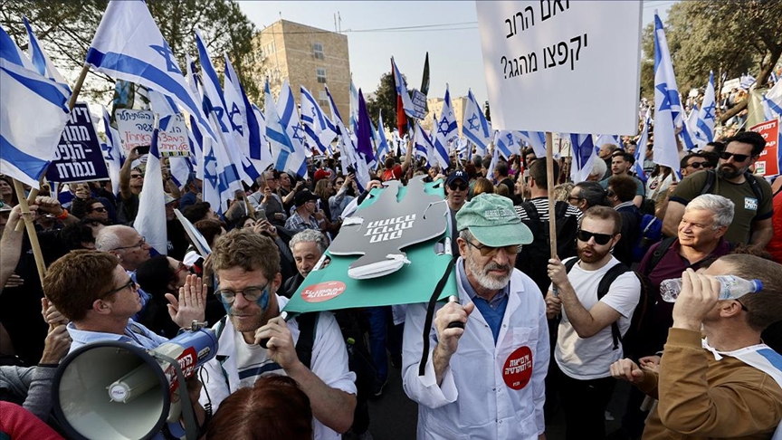القدس.. عشرات آلاف الإسرائيليين يتظاهرون أمام مقر الكنيست