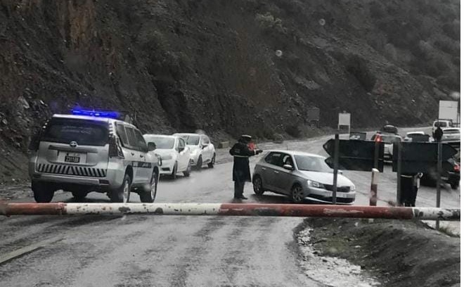 بعد انقطاعها لأيام بسبب الثلوج.. السلطات تفتح الطريق نحو منتجع أوكايمدن