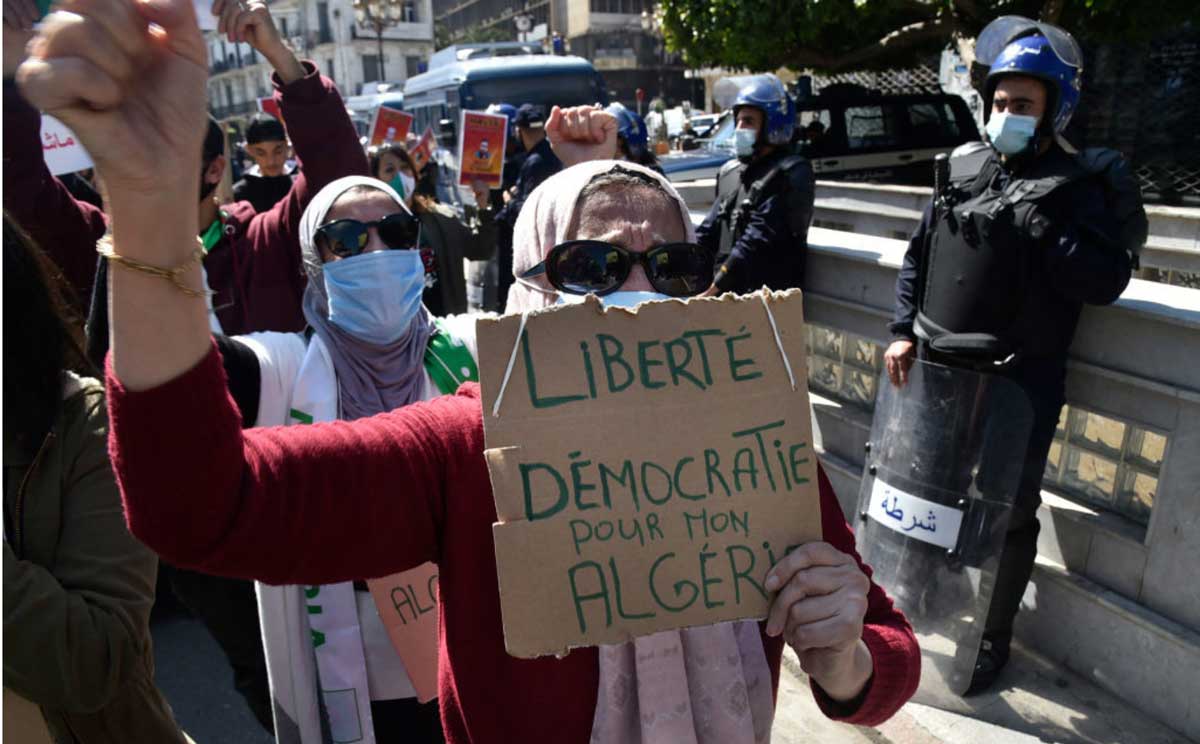 الصمت مقابل النفط.. حقوقيون بباريس ينتقدون سكوت ماكرون عن انتهاكات حقوق الإنسان بالجزائر