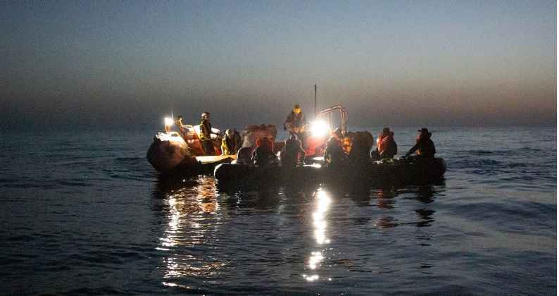 مصرع عشرات المهاجرين بعد غرق مركب قبالة سواحل إيطاليا