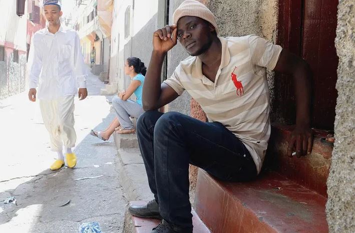 “حملة عنصرية” من طرف مغاربة ضد توطين المهاجرين الأفارقة.. وخبير: أقلية جاهلة خلفها