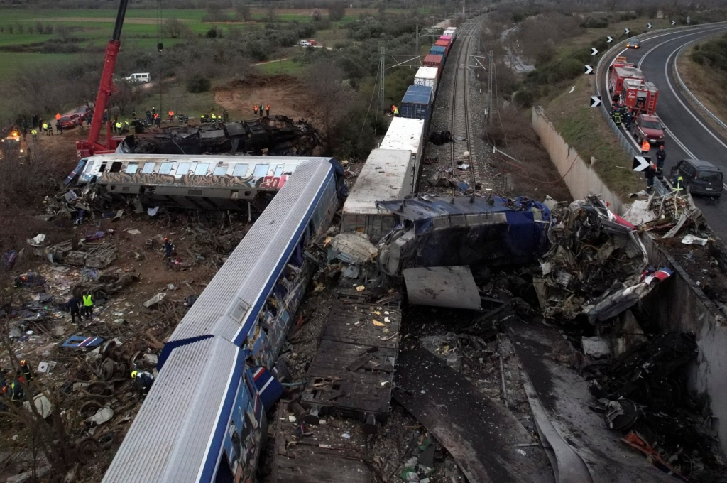 32 قتيلا و85 جريحا في حادث اصطدام بين قطارين في اليونان