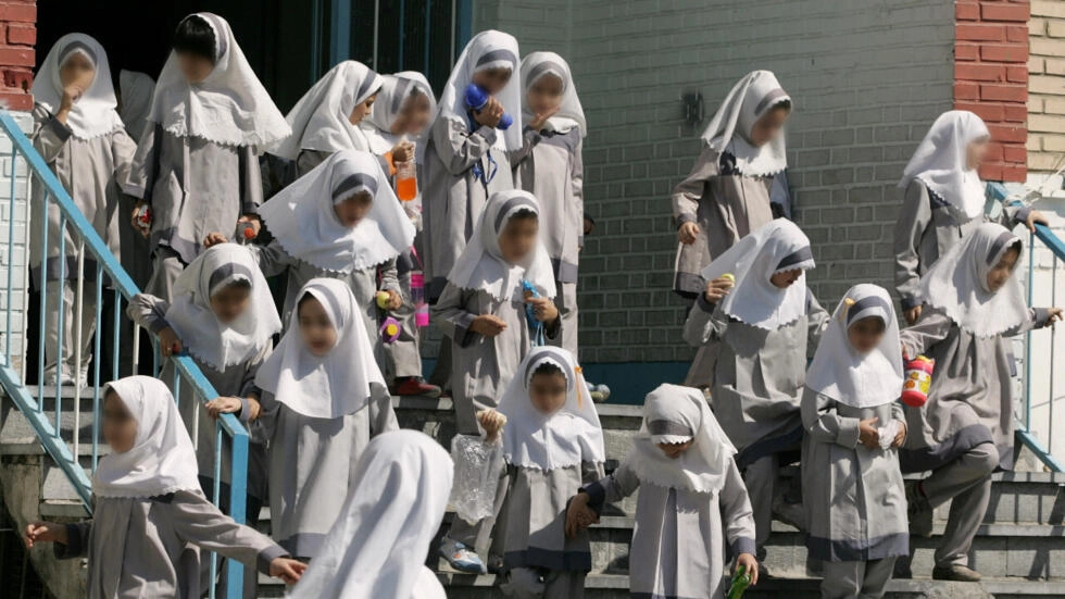 إيران.. حالات تسمم جديدة لفتيات في مدارس مختلفة بالبلاد في ظروف غامضة