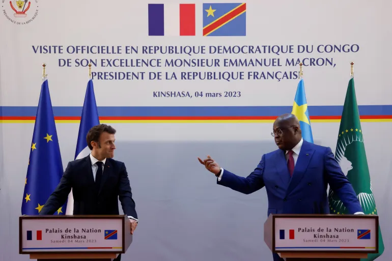 رفع أصبعه في وجهه.. رئيس الكونغو لماكرون: انظروا إلينا باحترام