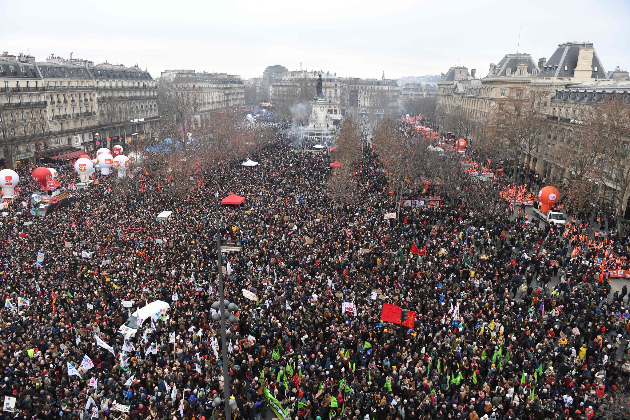 الاحتجاجات ضد إصلاحات ماكرون تشُلّ دورة الحياة في فرنسا
