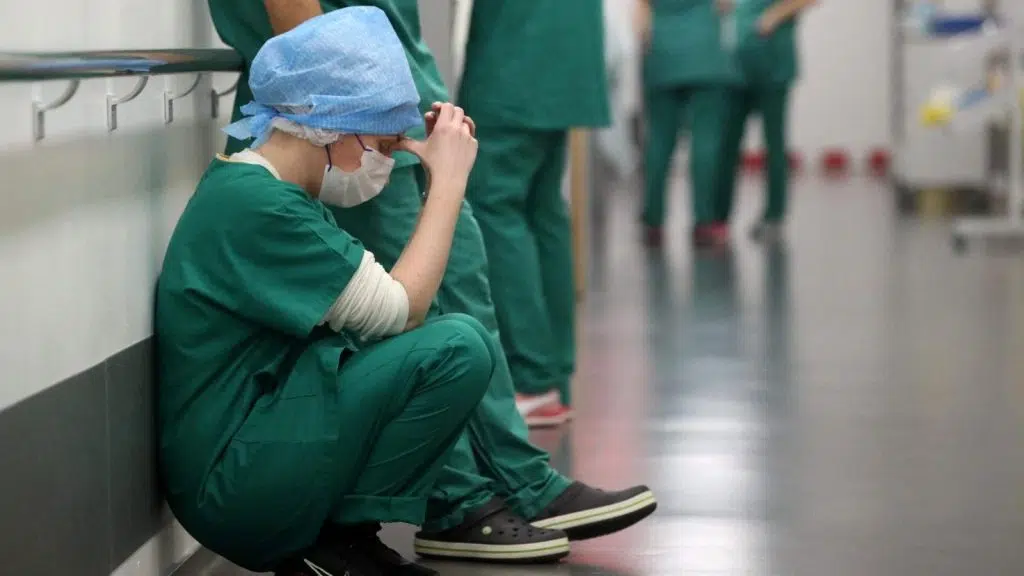 تقرير رسمي يحذر من عجز منظومة الصحة: المغرب بحاجة لـ 53 ألف طبيب بحلول 2035