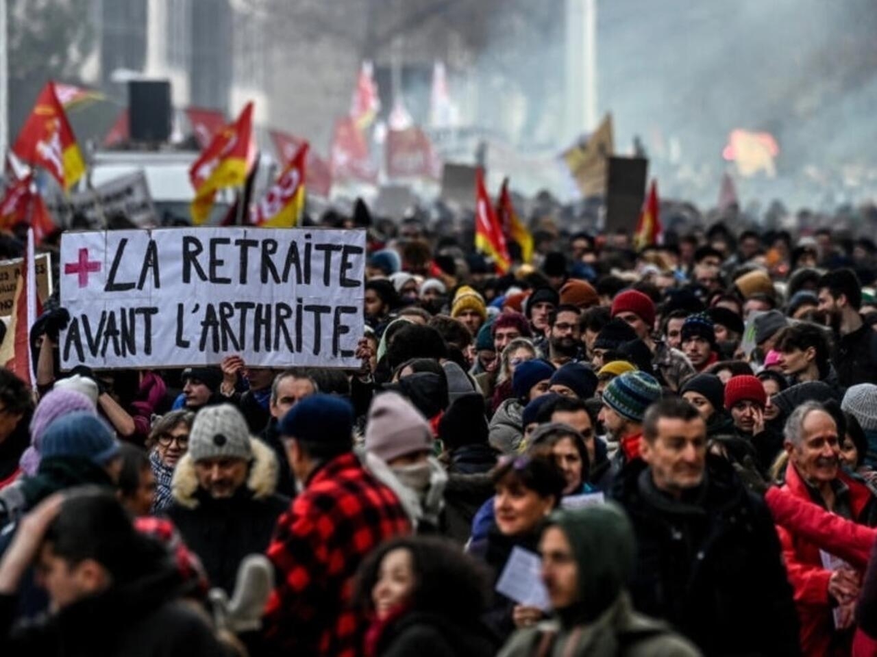 61 % من الفرنسيين يؤيدون استمرار التعبئة النقابية ضد إصلاح التقاعد