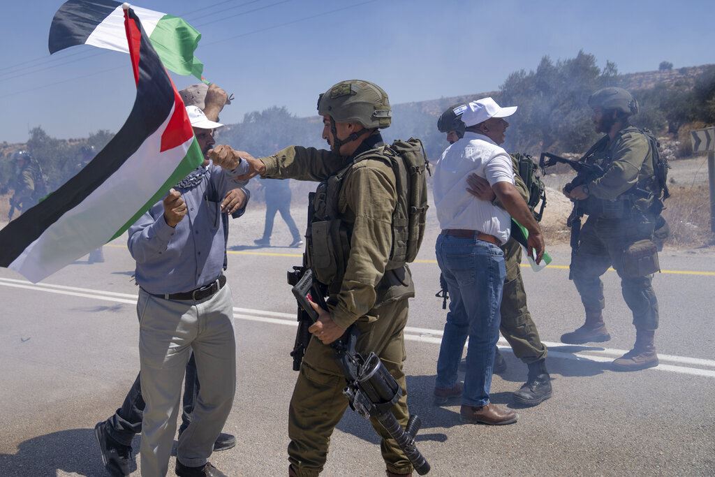 اسرائيل تعترف بقتل 3 فلسطينين بالضفة الغربية