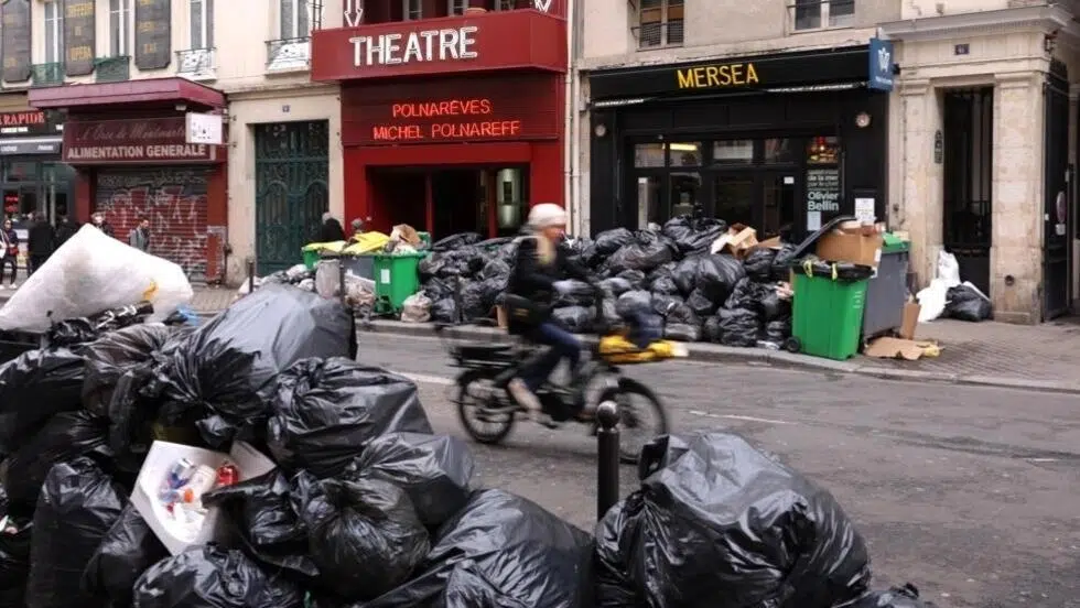 فرنسا.. تراكم آلاف الأطنان من القمامة في شوارع باريس بسبب إضراب عمال النظافة