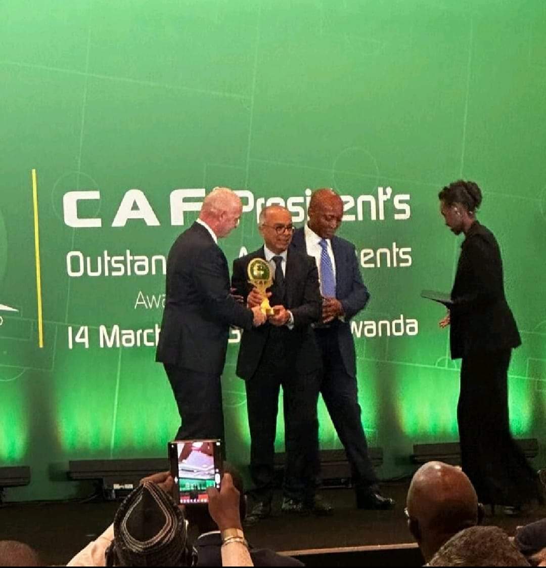 منح جائزة التميز لسنة 2022 للاتحاد الإفريقي لكرة القدم للملك والرئيس الرواندي
