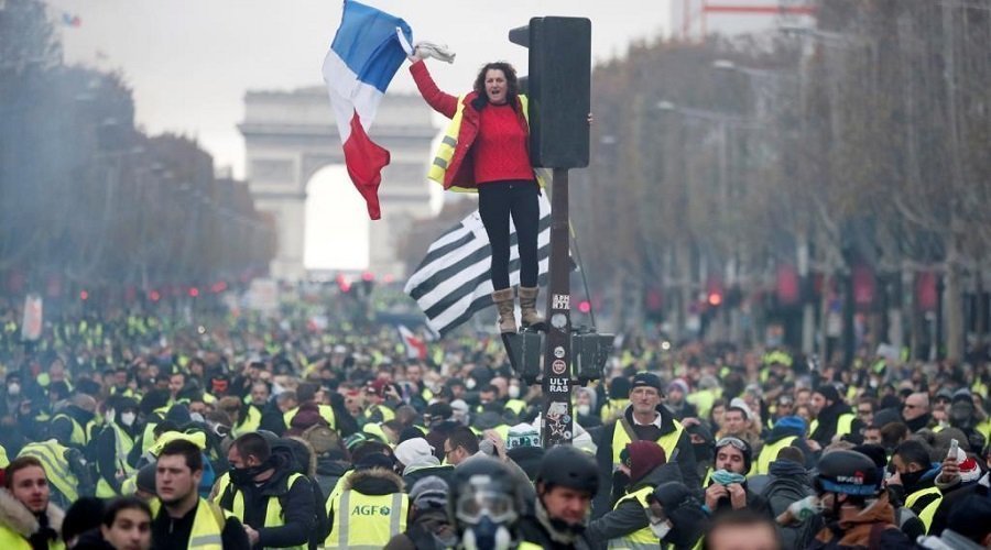 تظاهرات جديدة تشلّ فرنسا عشية التصويت على مقترح المعارضة لحجب الثقة عن الحكومة