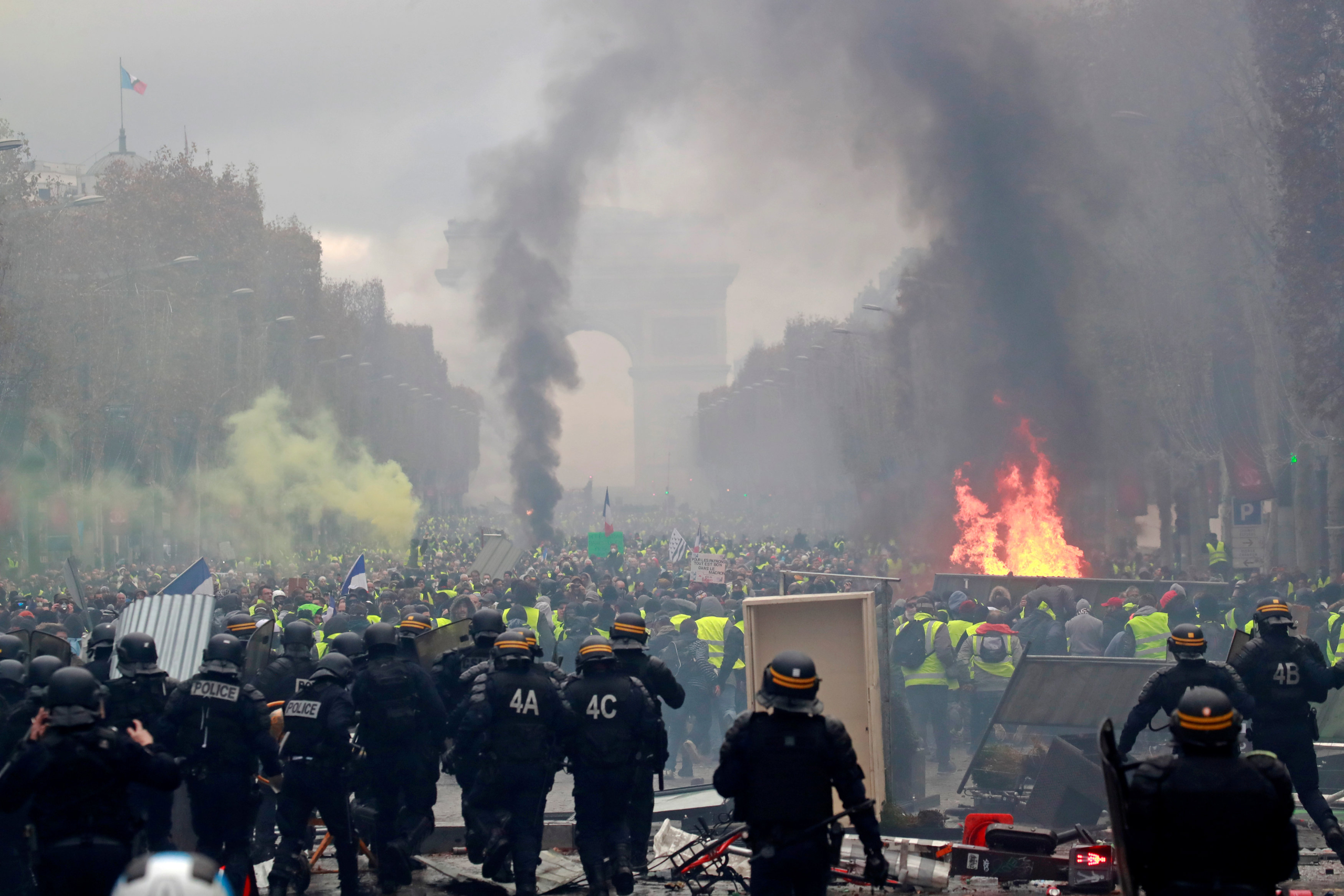 تحذيرات من “تفاقم خطير” يصل حد “التطرف” في فرنسا بسبب احتجاجات إصلاح نظام التقاعد