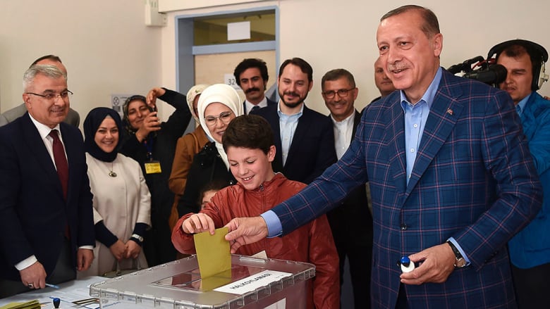 وسط تراجع شعبيته..أردوغان يُواجه أوغلو بانتخابات تُخيم عليها تداعيات الزلزل المدمّر