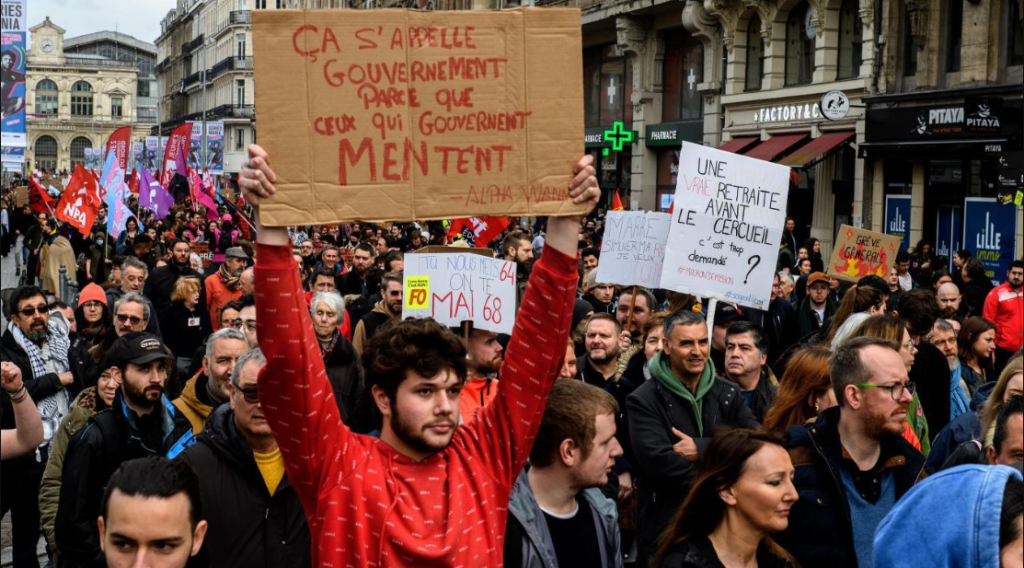الفرنسيون يعودون للشارع ضد إصلاحات ماكرون