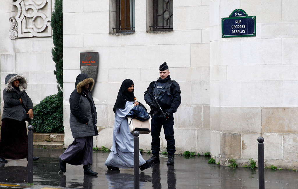 المسلمون في فرنسا.. معاناة يومية مع التمييز والعنصرية والعنف وتحديات غياب الاندماج