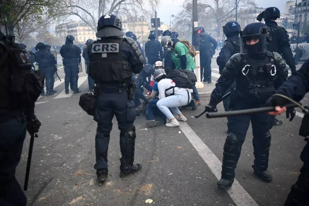 السلطات الفرنسية تحقق في فيديو لشرطي ينزع ملابس رجل في الشارع