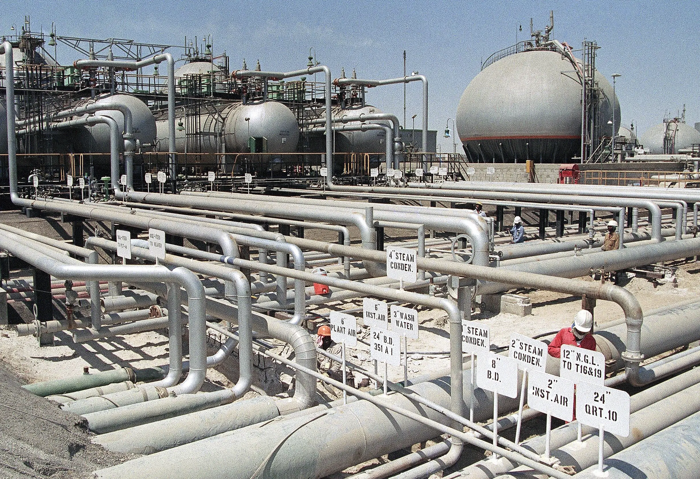هو الأكبر منذ 2020..دول خليجية تشرع بخفض انتاج النفط بمليوني برميل يوميا