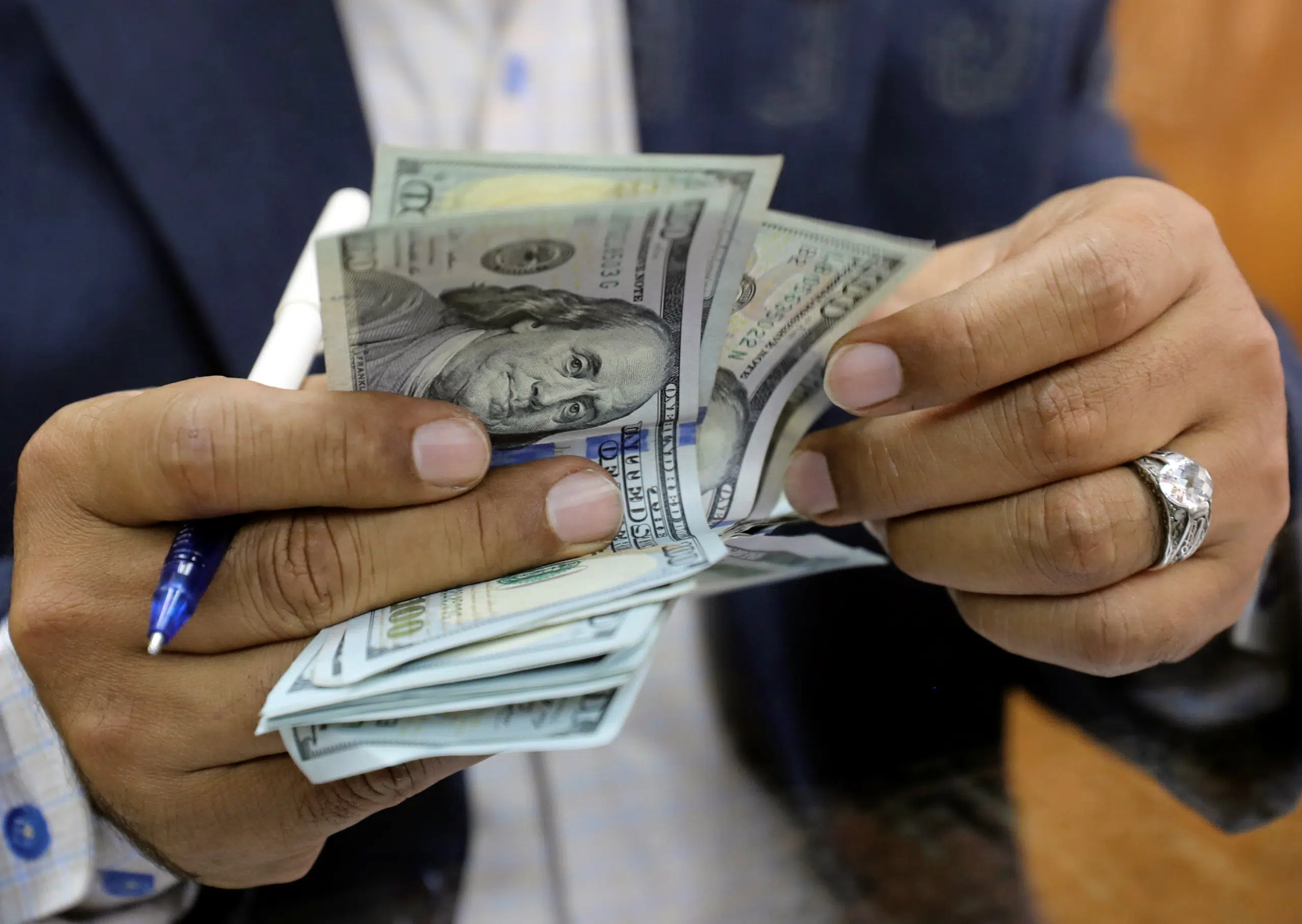 الدولار يستقر قرب أدنى مستوياته